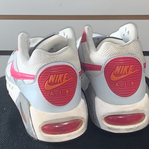 Nike Air Max Woman’s Size 7 White with Pink swoosh - Picture 8 of 8